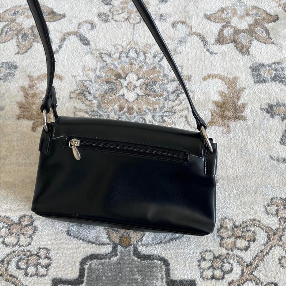 Black Women’s Shoulder Bag - Classic Everyday Style - Picture 2 of 3